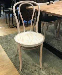 Klassikko Tuoli A-18 Patinoitu Kuultovalkoinen Fameg -Huonekalu kauppa tuoli a 18 antiikkivalkoinen patinoitu 2